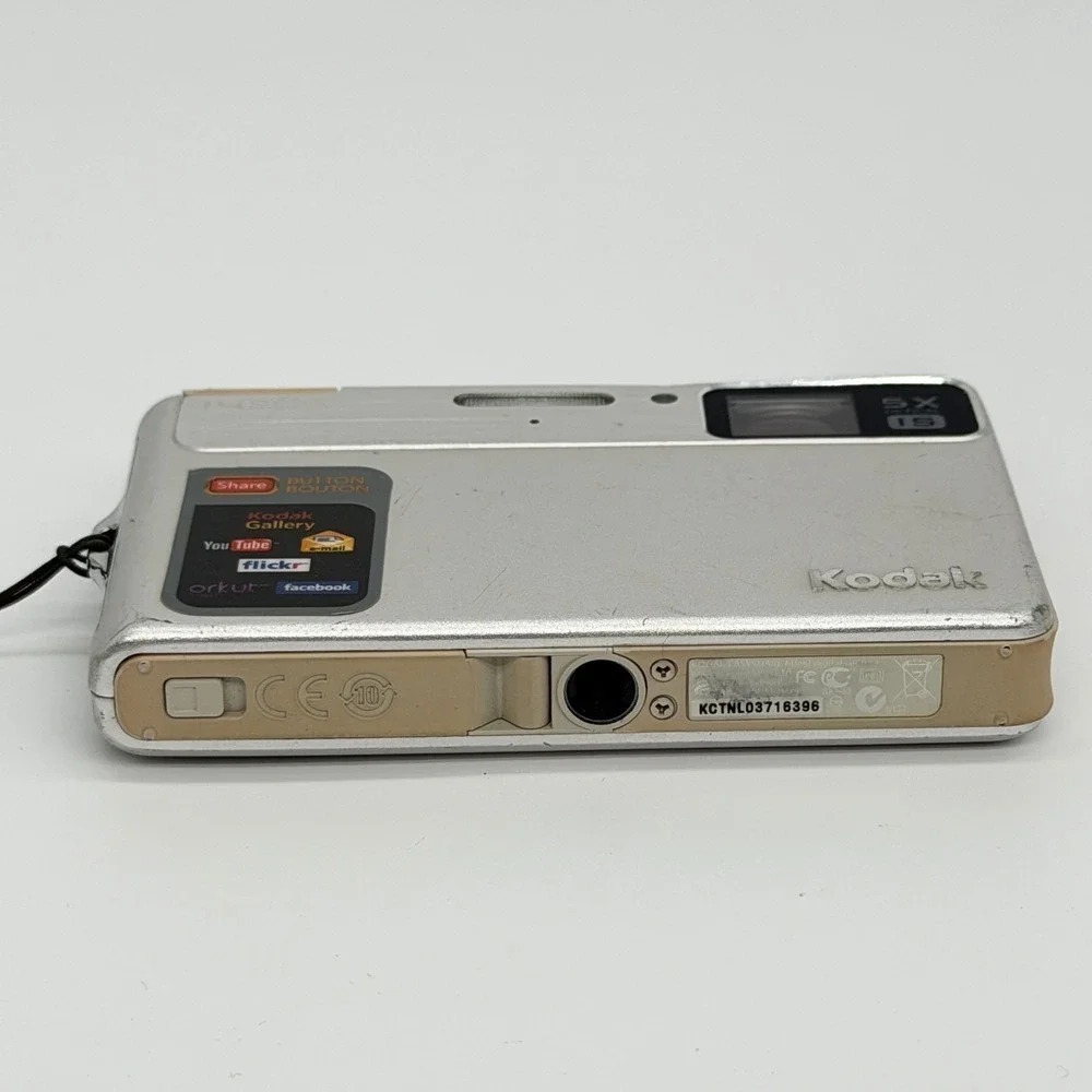 Kodak EasyShare M590 Digital Camera 14MP 5x Optical Zoom Silver Bundle Case SD